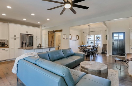 Logan Other | Hot Tub, Pool Table & Fire pit! Modern Farmhouse!