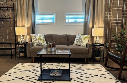 Greentown House | Industrial-themed studio centrally located near wineries, HOF, antiques, & more