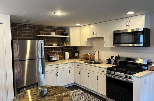 Greentown House | Industrial-themed studio centrally located near wineries, HOF, antiques, & more