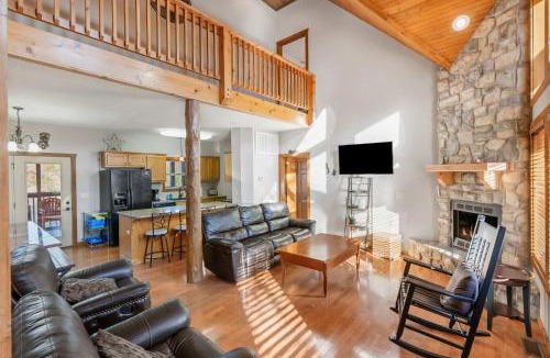 Branson House | Kemper's Cabin by Silver Dollar City - Ideally located