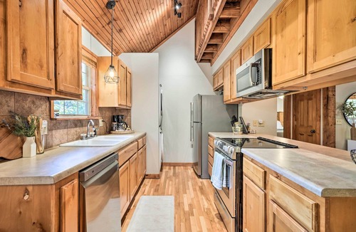 Branson West Cabin | Kid Loft & Nook, Gated Community, Pools, 4Mi to Silver Dollar City