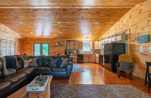Logan Cabin | Knotty Pine: Relaxing 3 Bed Hocking Hills Cabin