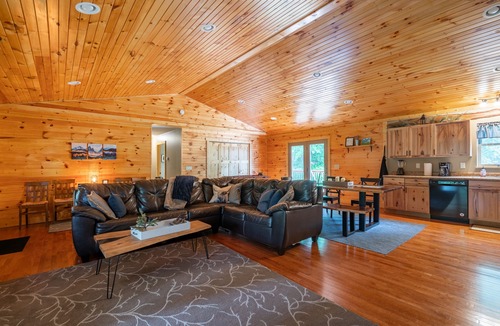 Logan Cabin | Knotty Pine: Relaxing 3 Bed Hocking Hills Cabin