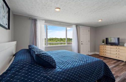 Portage Lakes House | Lake Front Hot Tub Fire Pit Sleeps 10