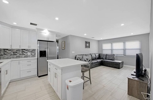 Davie House | Lake house unit 1 By Dream Vacation
