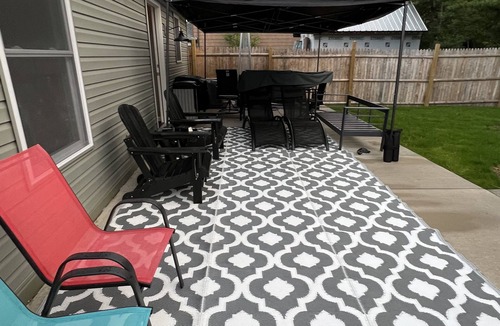 Craig Beach Cottage | Lake Time Cottage Lake Milton OH: Wifi, Smart TVs, gas fire pit, lake toys,
