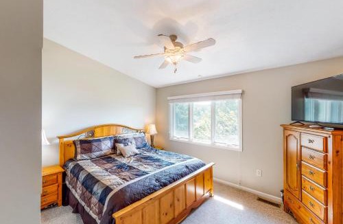 Dandridge House | Lakefront Cabin Sleeps 6 Deck Hot Tub Pool Table