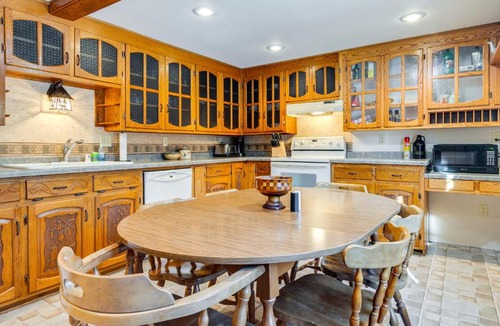 Cecil House | Lakefront Cabin w/Shared Beach in Cecil!