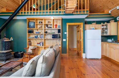 Hyde Park House | Lakefront Guest Cottage at Ondine Estate
