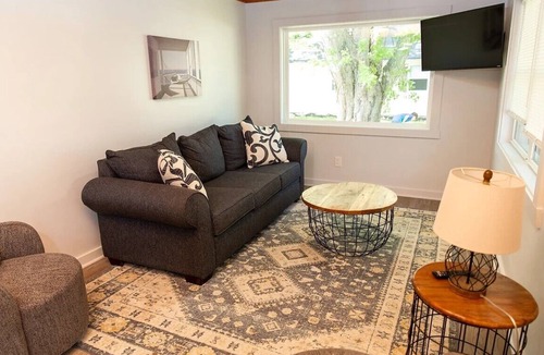 Madison-on-the-Lake Cottage | LakePointe Shores # 7 Welcoming 3-bedroom cottage in Madison on the Lake