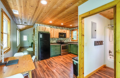 Sandyville Cabin | Lakeside Cabin | Fish Swim Kayak