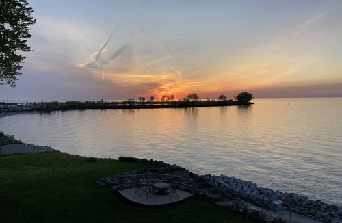 Lorain House | LAKESIDE RETREAT-Overlooking the scenic beauty of Lake Erie, Lorain,Ohio