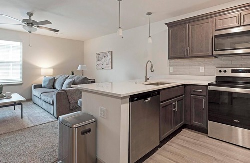 Lyman Apartment | Landing | Stunning 1BD, Pool, Gym