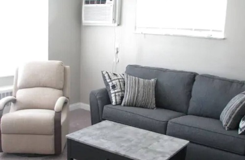 Mount Saint Joseph Apartment | Large 1 Bedroom Apt - Full Kitchen - Sleeps 4