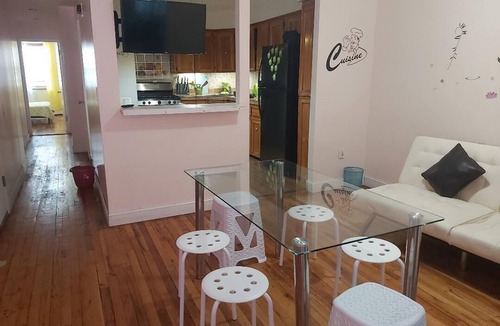 Queens House | LARGE 4 BEDROOMS, 2 BATHS, BALCONY IN REGO PARK