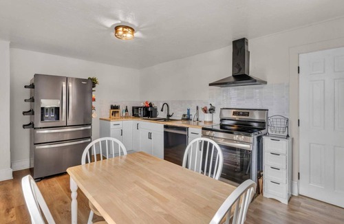 Medina House | Large 5/4 near Medina Square & Industrial Parks!