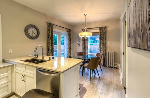 Port Weller West House | Large Heritage Villa with pool central location