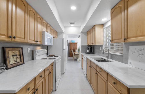 Santa Barbara Estates Apartment | Large Poolside 1 bedroom with laundry