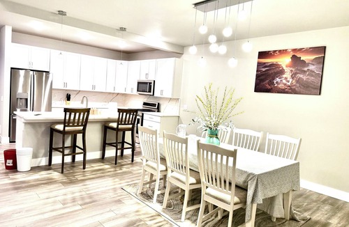 Sand Lake House | LE: 4-bedroom 3full bathroom house in gorgeous Anchorage neighborhood