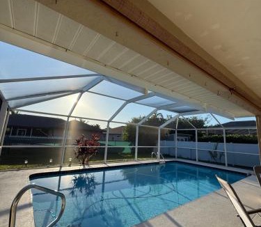 Pelican House | LED POOL & KING BED - Cape Coral Retreat