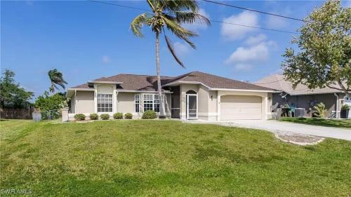 Pelican House | LED POOL & KING BED - Cape Coral Retreat