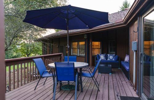 New Plymouth House | Liberty Lodge Pool & Hot Tub Game Room BBQ