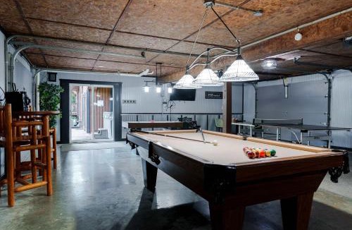 New Plymouth House | Liberty Lodge Pool & Hot Tub Game Room BBQ