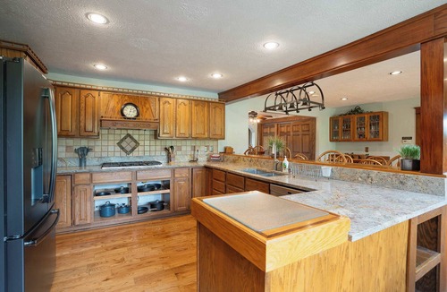 New Plymouth House | Liberty Lodge Pool & Hot Tub Game Room BBQ