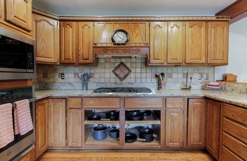 New Plymouth House | Liberty Lodge Pool & Hot Tub Game Room BBQ