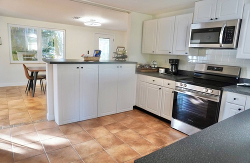 South Venice House | Linda’s Beach House, Venice - 3 min to the beach. Family friendly retreat
