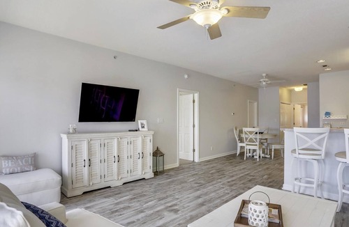 Villages of Five Points House | LINENS INCLUDED! COMMUNITY POOL & TENNIS - VILLAGES OF FIVE POINTS - Feel right at home in this beautifully decorated 3 bedroom, 2 full bath, 2nd floor condo at the Villages of Five Points.