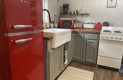 Russells Point House | Little Bear Cottage-3 blocks from the lake!