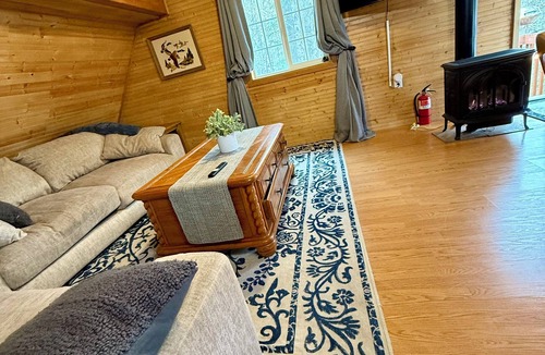 Anchorage Cabin | Little Creek Cabin: Cozy, Adventure-Ready & Dog-Friendly