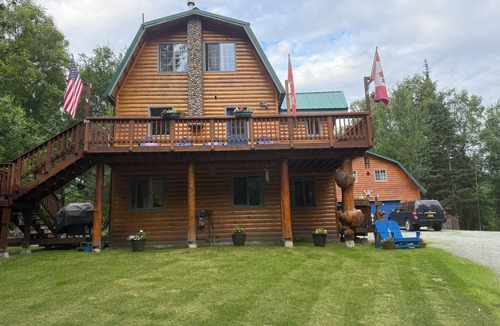 Anchorage Cabin | Little Creek Cabin: Cozy, Adventure-Ready & Dog-Friendly