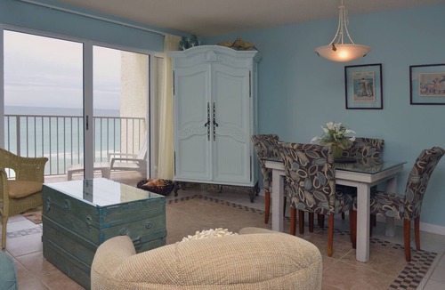 Long Beach Condo | Long Beach Resort 1-Bedroom Condo Includes 2 Seasonal Beach Chairs with Umbrella