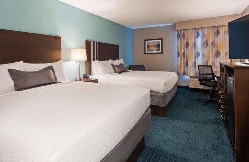 Blaine House | Look No Further! 3 Comfortable Units, Free Breakfast, Onsite Restaurant and Bar