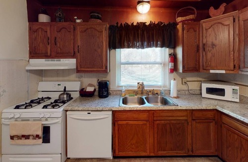 Nelsonville Cabin | Lovely Laurel Run Cottage, Hocking Hills, Hot Tub