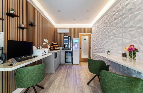 East Village Hotel | Lumea by the Sea Long Beach Convention Center