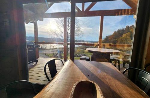 Scio House | Luminous Cabin with Hot-Tub, BBQ and Deck in Ohio