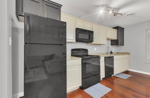 Old City Apartment | Lux Mins to UT, World's Fair Park, Medical Center, Downtown, Sunsphere, Nyland