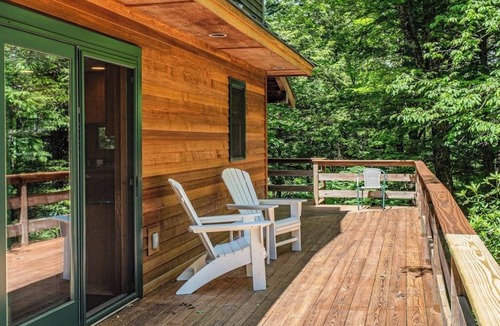 Quechee Cabin | Luxe Quechee home on quiet road - chef's kitchen, two-car garage, screened porch