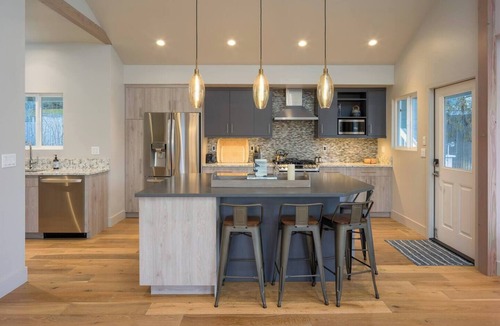 Eastsound House | Luxe Waterfront, Private Beach, Golfing, Hiking, Spacious Living, Close to Town