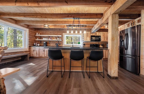 Nashport Cabin | Luxurious Forest Getaway at Historic Baughman Park New Log Cabin 2