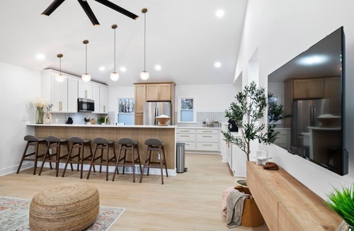 Beachwood Apartment | Luxurious Retreat with Sauna & Modern Design
