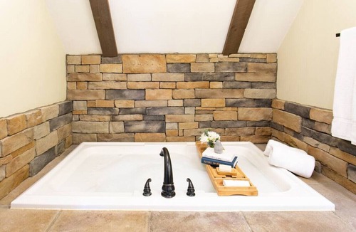 Berlin Cottage | Luxury 2-Bedroom Cottage in Downtown Berlin