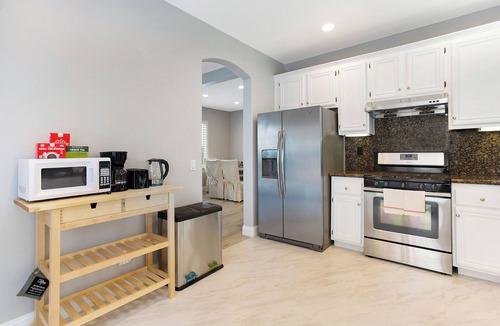 Oak Creek House | Luxury 3BR Home｜Community Pool Access｜Relaxing Patio｜Perfect for Families #10140