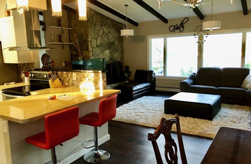 Northeast Anchorage House | Luxury Alaska Retreat w/Hot Tub, Rain Shower & Mountain/Ski Views Sleeps 16