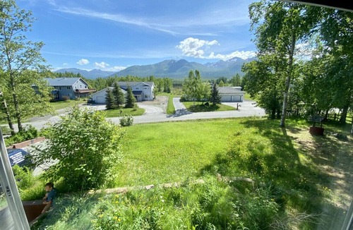 Northeast Anchorage House | Luxury Alaska Retreat w/Hot Tub, Rain Shower & Mountain/Ski Views Sleeps 16