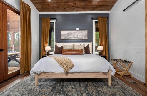 Hochatown House | Luxury Broken Bow Cabin - Private Pool, Pickleball , Sauna & Mini Golf - Sleeps 16