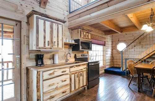 Millersburg Cabin | Luxury Cabin with Kitchen, Fireplace, Living Room. Sleeps up to 8